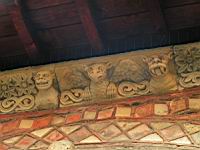 Le Puy-en-Velay - Cathedrale Notre-Dame - Cloitre - Frise sculptee, Tetes de monstres (5)